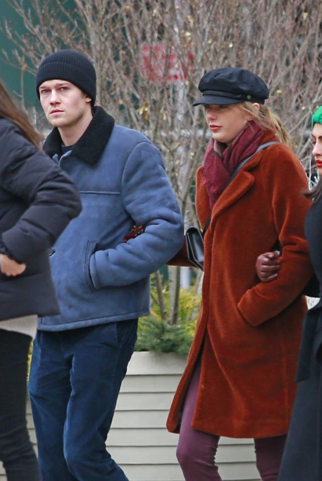 Taylor Swift & Joe Alwyn Walk Arm-in-Arm in N.Y.C.