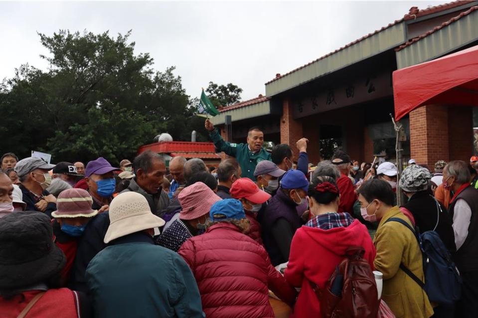 民進黨總統參選人賴清德離開竹東戲曲公園後，排隊等待領便當的民眾推擠造成現場混亂。（邱立雅攝）