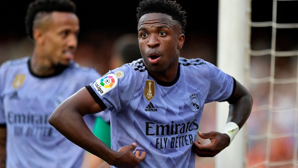 Vinícius Jr. imitates the abuse directed towards him by a fan. - Pablo Morano/Reuters