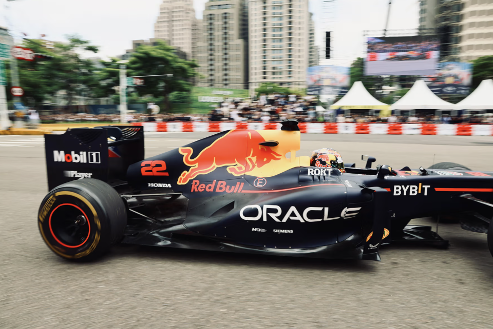 角田裕毅急速操駕，走進台灣首屆 Red Bull Showrun Formula 1 展演活動