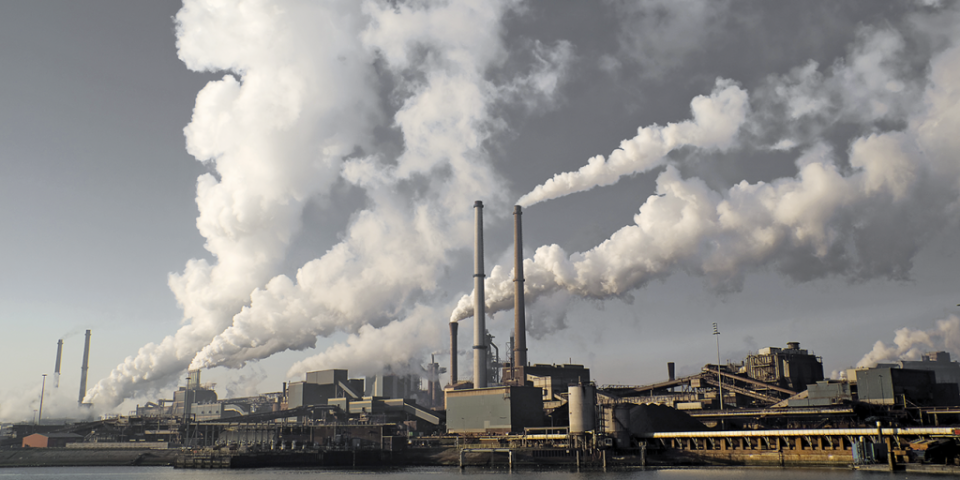 <span>Columna de humo industrial contamina el aire. (Foto: Getty)</span>