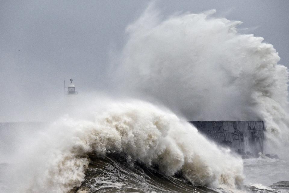 D’immenses vagues provoquées par le passage de la tempête Ciaran à Newhaven, dans le sud de l’Angleterre ce jeudi 2 novembre.