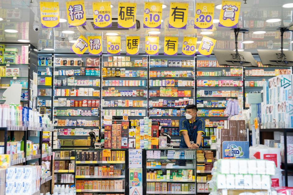 香港與內地恢復通關後首個工作日，上水藥房生意仍然非常淡靜。