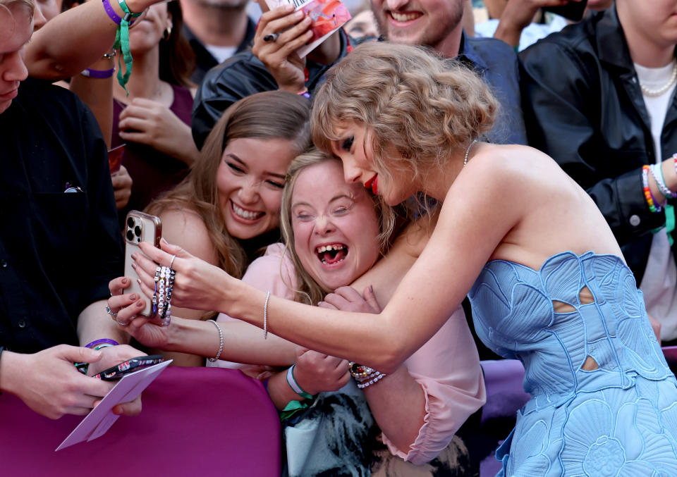 LOS ANGELES, CALIFORNIA - OCTOBER 11: Taylor Swift attends the 