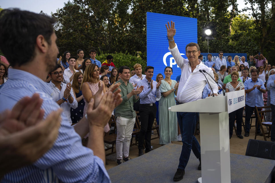 El candidato del conservador Partido Popular a la presidencia de España, Núñez Feijóo, llega al escenario de un mitin de campaña en Barcelona, España, el lunes 17 de julio de 2023. (AP Foto/Emilio Morenatti)
