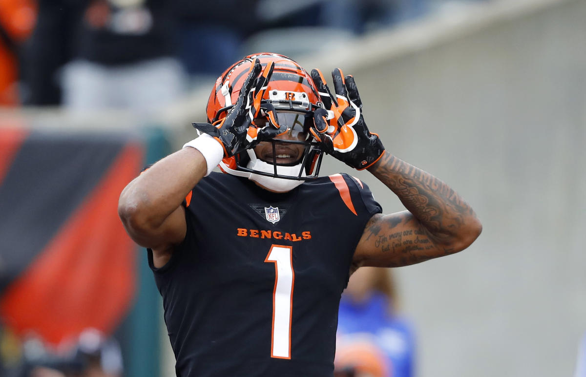 Watch: Cincinnati Bengals Wide Receiver Ja'Marr Chase Flashes Money Signs  Against Chiefs, Flagged For Taunting - Sports Illustrated Cincinnati Bengals  News, Analysis and More