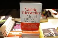 <p>Séparée de François Hollande depuis huit mois, Valérie Trierweiler sort un livre choc intitulé “Merci pour ce moment”. Elle ébranle l’image du chef de l’État et évoque notamment l’expression “sans-dents” qui fera polémique. D’autres ouvrages marqueront le quinquennat notamment le livre de confidences “Un président ne devrait pas dire ça”, paru le 12 octobre 2016. (Photo : Reuters)</p>