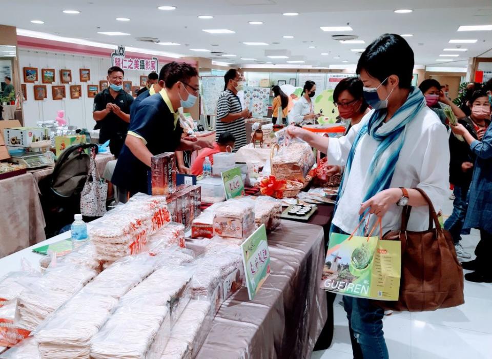 歸仁優質農特產及特色美食展，開展首日吸引不少逛街民眾前往選購。（記者羅玉如攝）