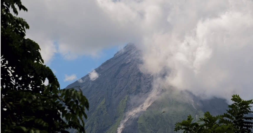 菲律賓馬永火山猛烈噴發，當局緊急頒布3級災難警戒。（圖／達志／美聯社）