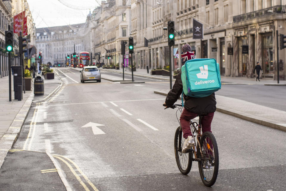 LONDON, UNITED KINGDOM - 2021/01/03: Deliveroo courier rides along the Regent Street delivering Takeaway food  in central London during covid 19 tier 4 restrictions. (Photo by Pietro Recchia/SOPA Images/LightRocket via Getty Images)