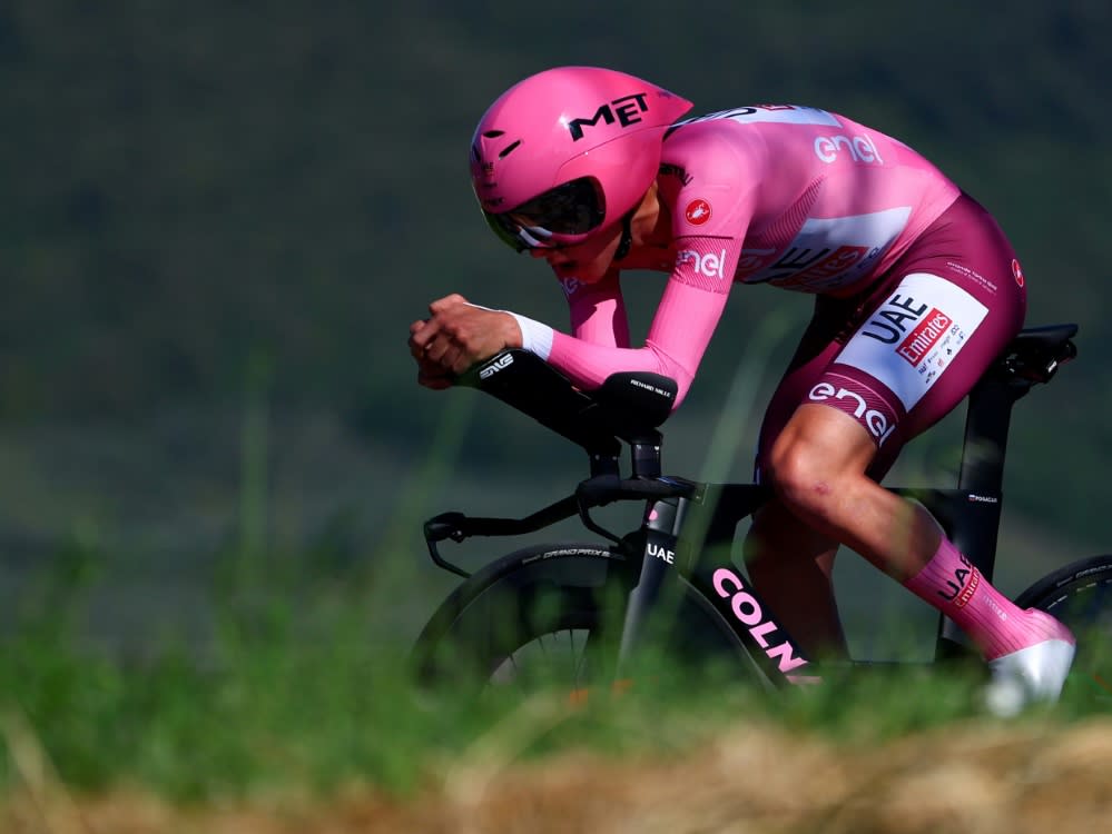 Tadej Pogacar im Rosa Trikot des Gesamtführenden (Luca Bettini)