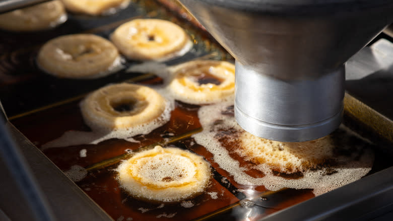 Donut machine cooking donuts