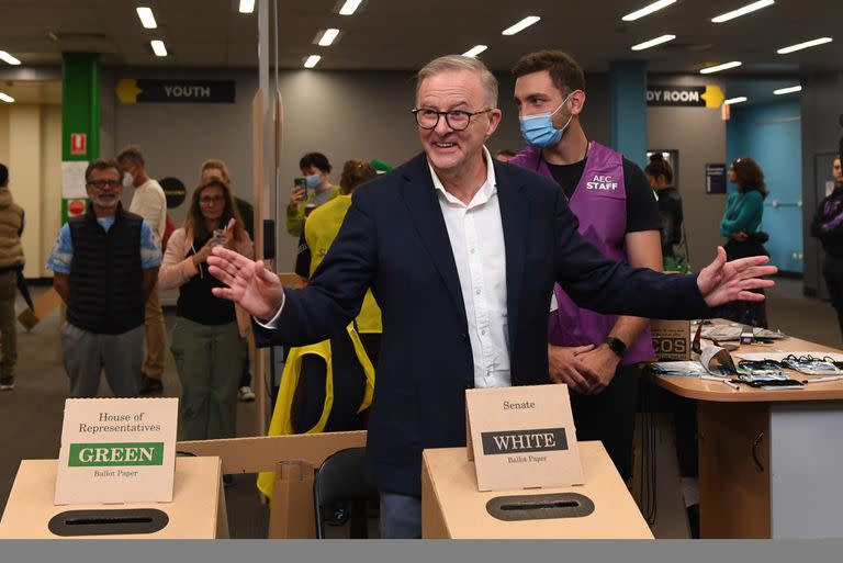 El líder opositor Anthony Albanese, futuro primer ministro, sonríe tras depositar su voto en Sídney