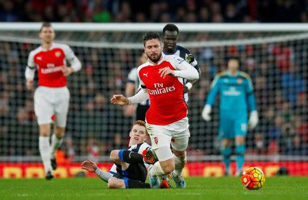 Football Soccer - Arsenal v Newcastle United - Barclays Premier League - Emirates Stadium - 2/1/16 Arsenal's Olivier Giroud in action with Newcastle's Olivier Giroud Action Images via Reuters / Andrew Couldridge Livepic