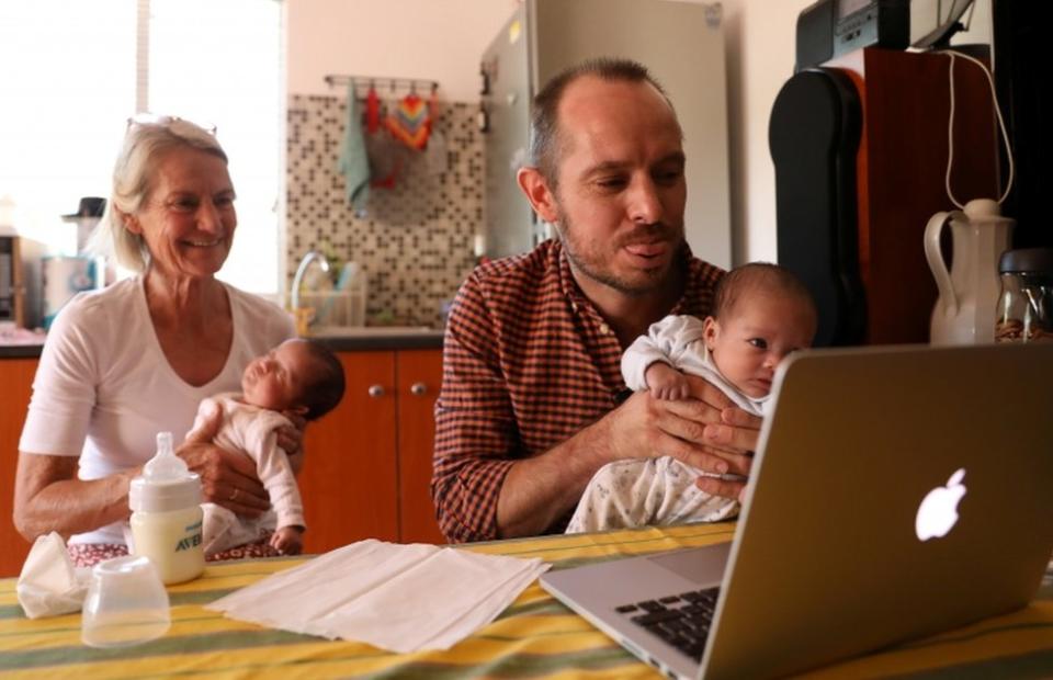 Phillip Lühl y su madre con las gemelas en Sudáfrica, mientras hablan con Guillermo a través de Zoom.