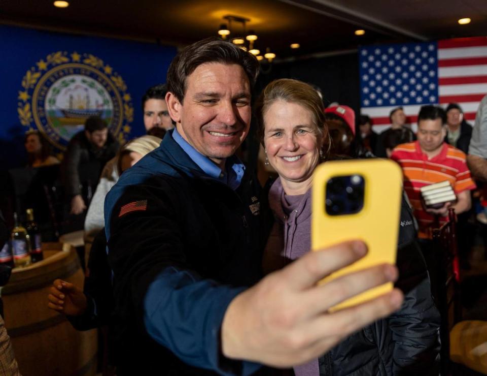 El gobernador de la Florida, Ron DeSantis, se toma un selfie con una invitada después de asistir a una reunión pública en LaBelle Winery, el martes 17 de enero de 2024, en Derry, Nueva Hampshire. Tras quedar segundo en los caucus de Iowa, DeSantis enfrenta una cuesta arriba en las primarias de Nueva Hampshire.