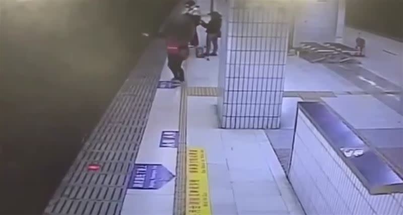 台鐵板橋車站發生落軌意外，18歲李同學跳軌救婦人。（圖／翻攝畫面）