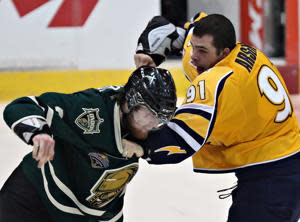 Shawinigan's Vincent Arseneau, right, fights with London's Brett Cook. (Canadian Press)