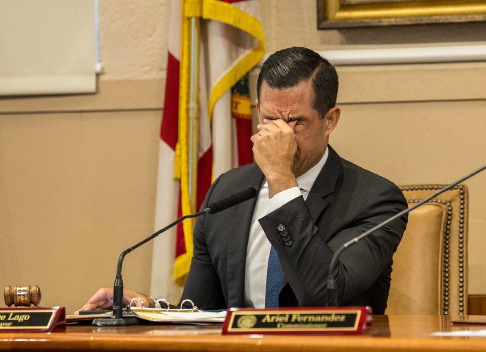 El alcalde de Coral Gables Vince Lago reaccionando durante la reunión de la Comisión Municipal el 16 de abril de 2024.