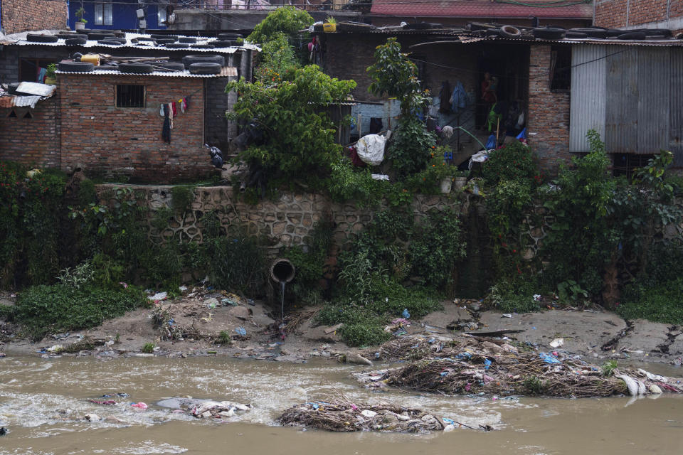 Tuberías desaguan en el río Bishnumati, un afluente del río Bagmati, en Katmandú, Nepal, el jueves 26 de mayo de 2022. (AP Foto/Niranjan Shrestha)