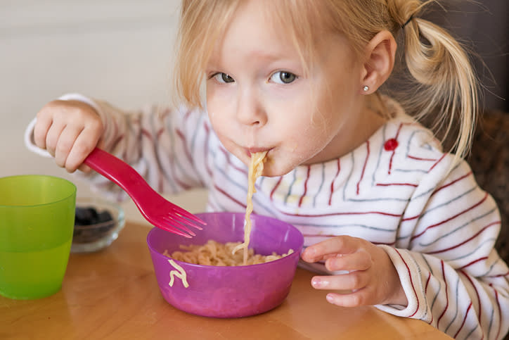 Aunque sea muy pequeño, tu hijo puede aprender modales en la mesa. – Foto: abitofSAS photography/Getty Images