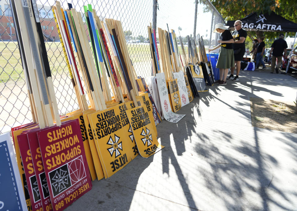 Miembros del sindicato SAG-AFTRA recogen carteles durante una protesta afuera de los estudios de Netflix el miércoles 8 de noviembre de 2023, en Los Ángeles. (Foto AP/Chris Pizzello)