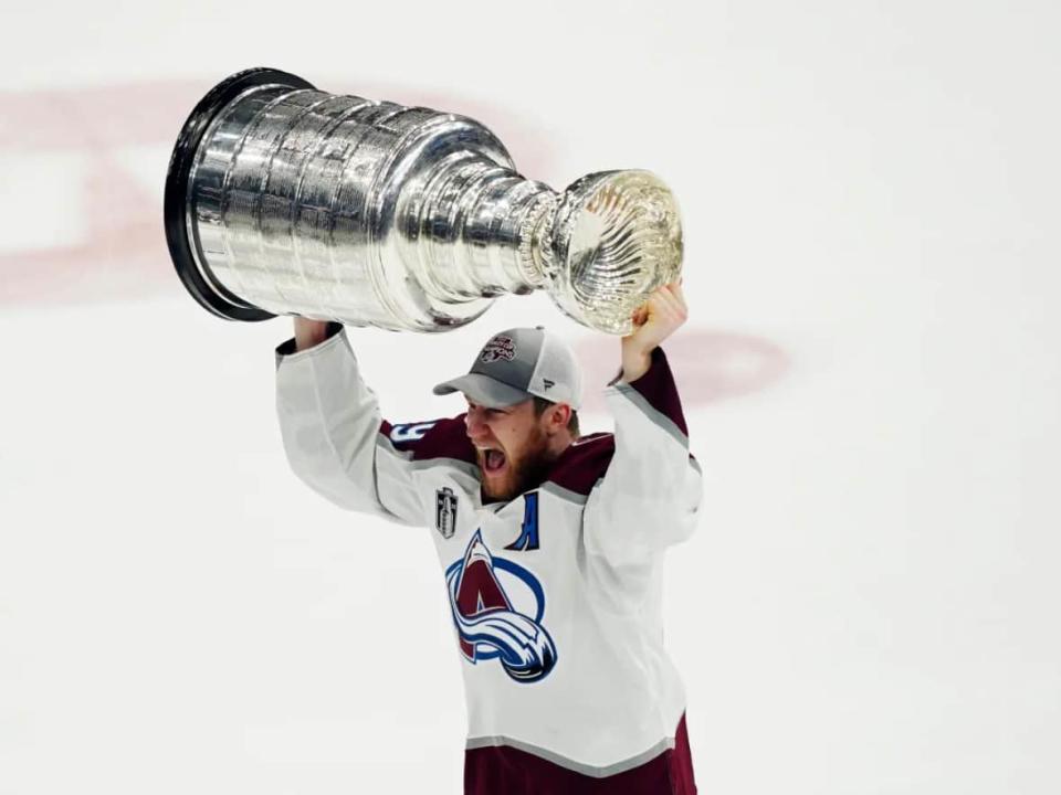 Nathan MacKinnon hoists the Stanley Cup. (John Bazemore/The Associated Press - image credit)