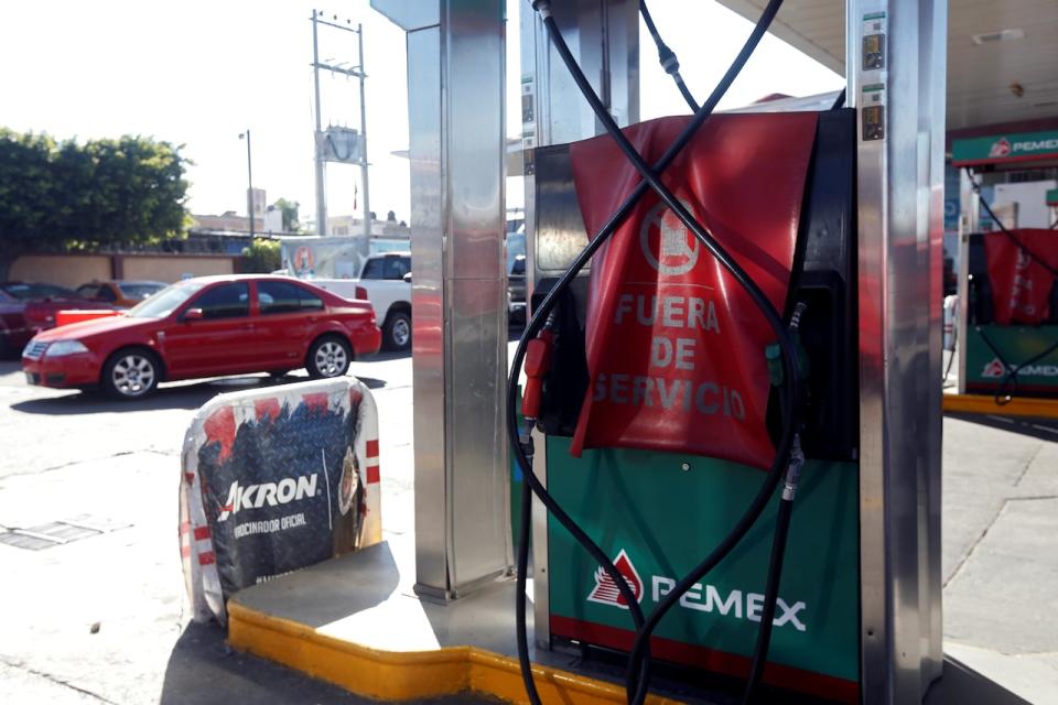 A fuel dispenser is pictured with a banner reading 'Out of service' at a gas station of state oil firm Petroleos Mexicanos (Pemex), which is closed due shortage of fuel, in Guadalajara, Mexico January 6, 2019. REUTERS/Fernando Carranza - RC1713B5E8B0