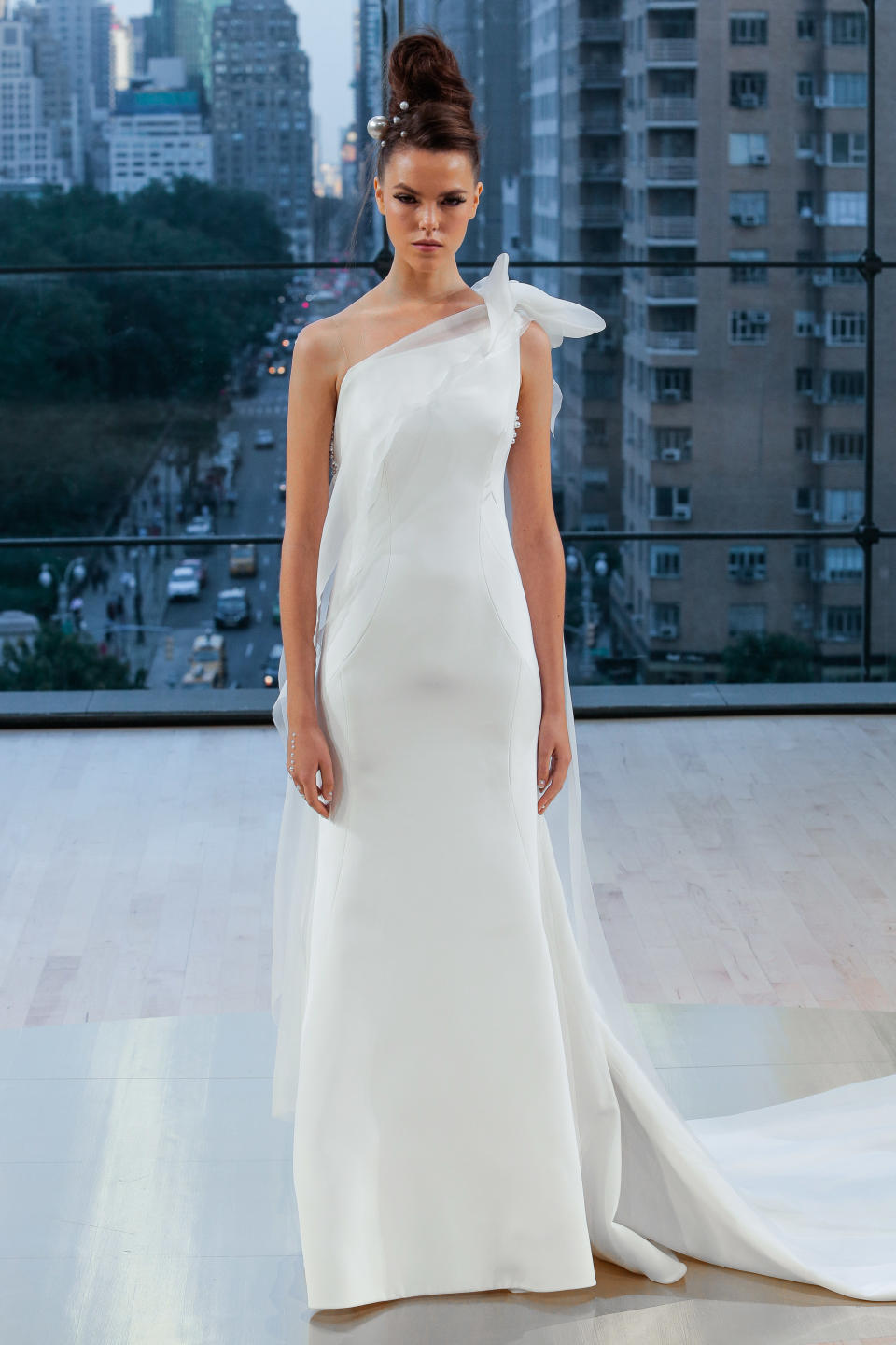 <p>One-shouldered simple white gown. (Photo: First View) </p>