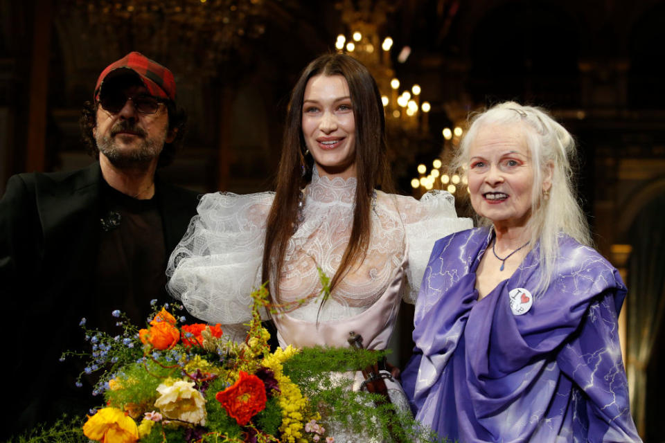 Für den Auftritt mit der Designerin Vivienne Westwood gab es von Bella Hadid dann doch ein Lächeln (Bild: Getty Images)