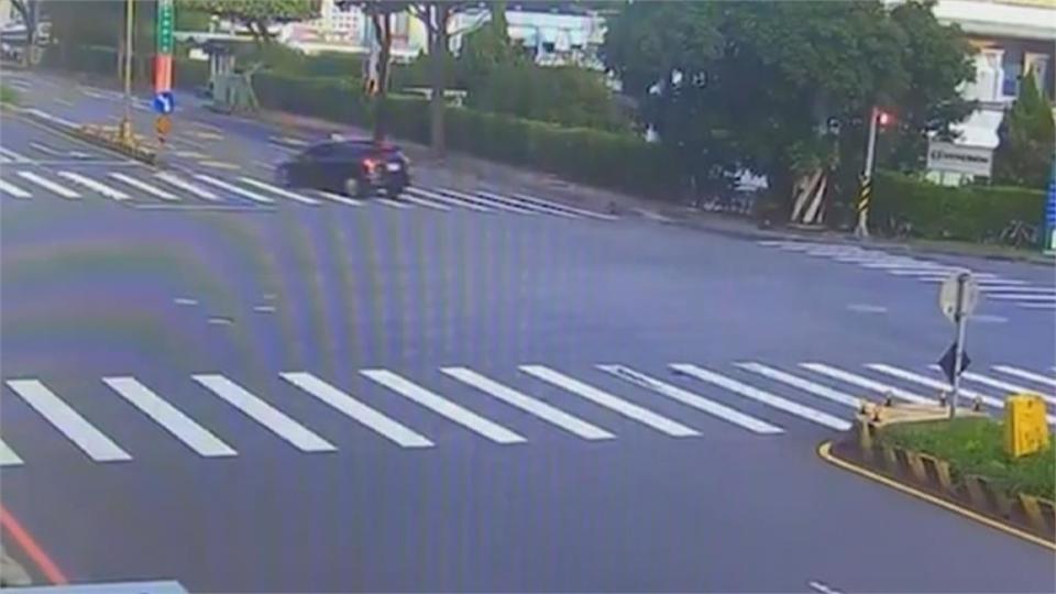 轎車自撞燈桿　側翻馬路上　果然...駕駛酒測值0.72