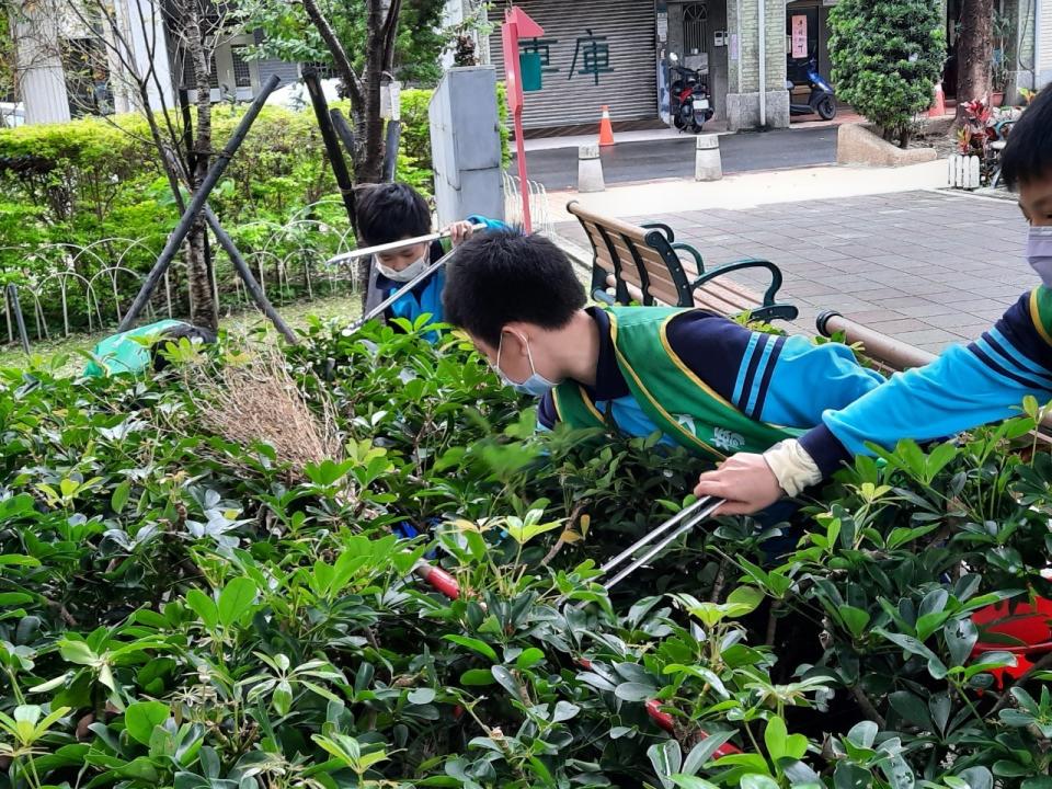 大橋國小學生服務隊進行景化公園環境清潔