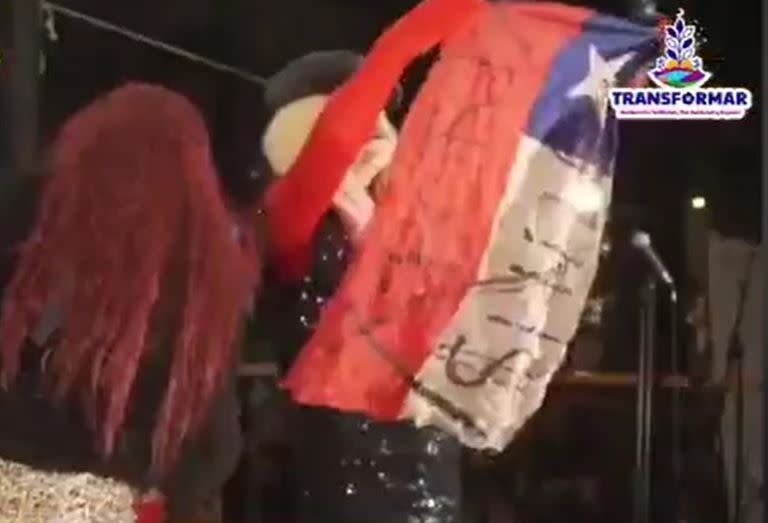 Performance de connotación sexual en el que se vejó la bandera de Chile