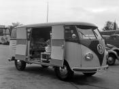 Ab 1949 entwickelte VW den T1, schon 1950 kam das Modell, von dem noch heute viele Auto-Fans träumen, auf den Markt. Erkennungszeichen: die geteilte Frontscheibe. Genutzt wurde er als Camper oder aber schlicht als Familienwagen mit jeder Menge Platz. (Bild-Copyright: United Archive/ddp images)