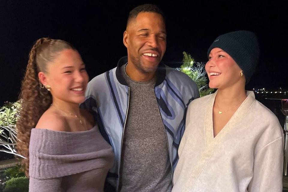 Michael Strahans Daughter Sophia Praises Strong Twin Sister Isabella 