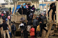 Displaced Iraqi people who fled their homes during a battle between Iraqi forces and Islamic State militants, arrive at a checkpoint to be transfer to Hammam al-Alil camp, in Mosul, Iraq, March 20, 2017. REUTERS/Thaier Al-Sudani