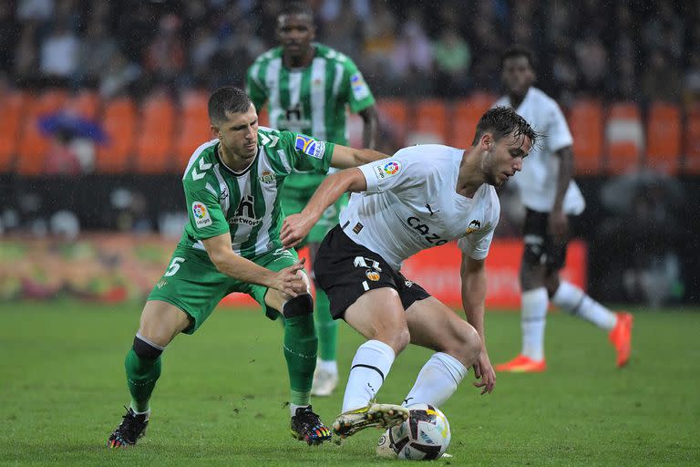 Guido Rodríguez sumó minutos con Real Betis en la caída contra Valencia