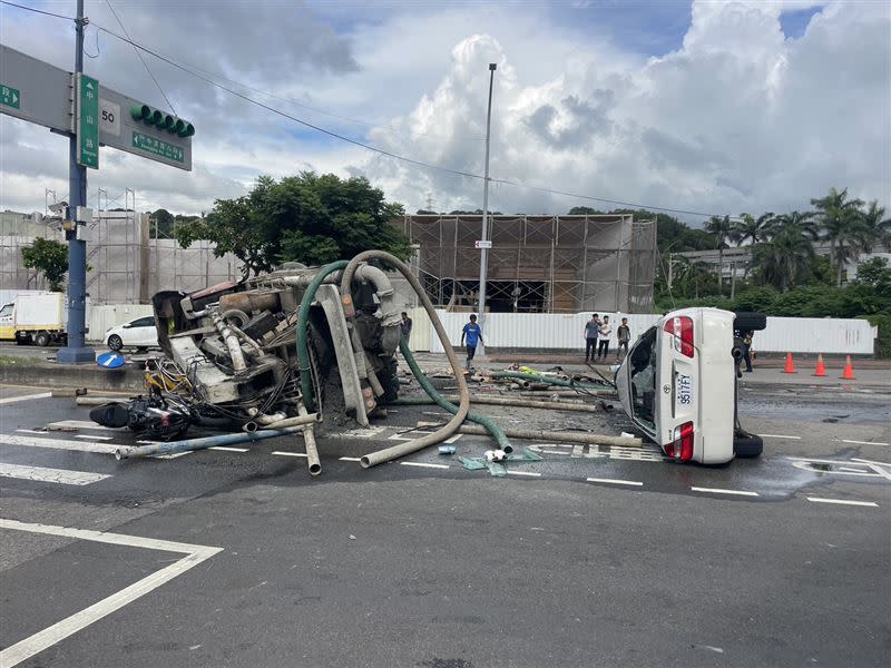 水泥車煞車失靈撞噴白色轎車、重機。（圖／民眾提供）