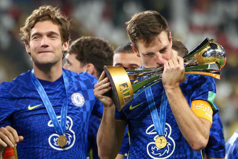 El defensor del Chelsea, César Azpilicueta, besa el trofeo del ganador después de la final de la Copa Mundial de Clubes de la FIFA 2021 entre el Palmeiras de Brasil y el Chelsea de Inglaterra en el estadio Mohammed Bin Zayed en Abu Dhabi, el 12 de febrero de 2022