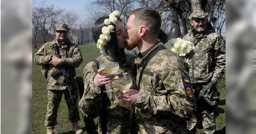 烏克蘭軍中情侶不畏戰火決定結婚。（示意圖／達志／路透社）