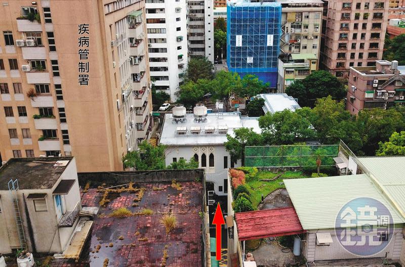 蔡上機指青島二館大門正對前方2棟大樓的夾縫（箭頭處），形成「天斬煞」。