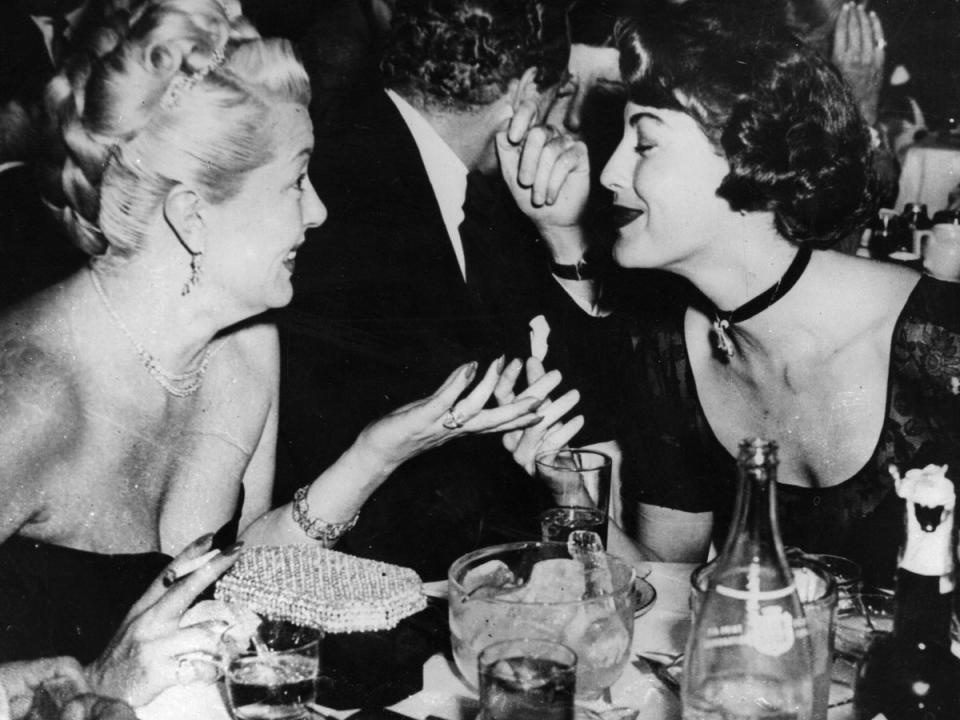 Lana Turner and Ava Gardner dining in a Hollywood restaurant (Getty)