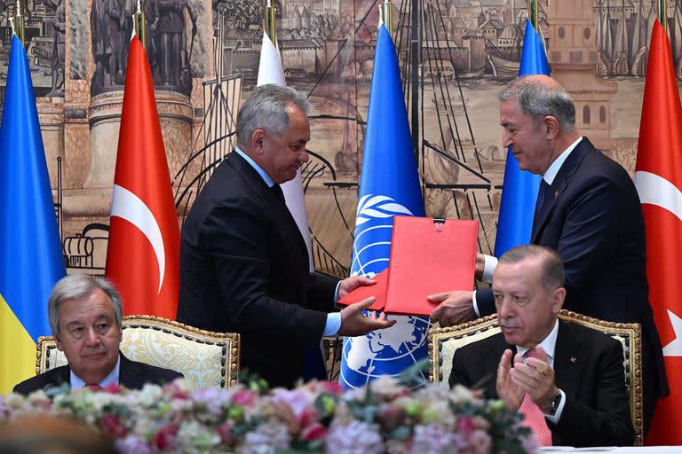 El secretario general de la ONU, Antonio Guterres, Russian el ministro de Defensa ruso, Sergei Shoigu, su par turco, Hulusi Akar, y el presidente turco Recep Tayyip Erdogan durante la firma del acuerdo