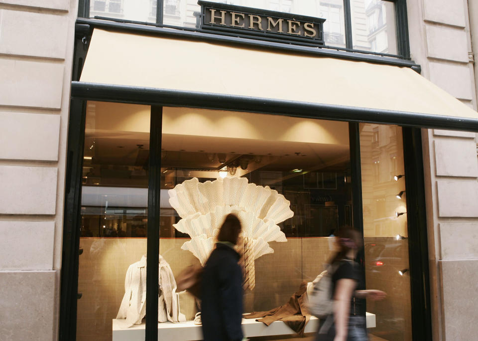In der Hierarchie noch ein wenig weiter oben und fast schon im "Superpremium"-Bereich bewegt sich Hermès. Neben den international begehrten Ledertaschen vertreibt das Pariser Unternehmen auch andere Luxusgüter wie Schmuck, Kleidung und Porzellan. (Bild-Copyright: Getty Images)