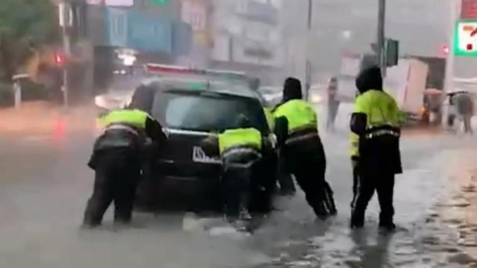 警方因擔心發動會造成引擎浸水，只好推車。（圖／民眾提供）