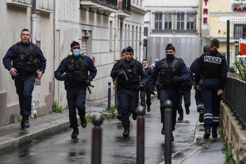 Polizisten in der Nähe des Tatorts (Bild: Alain Jocard/AFP)