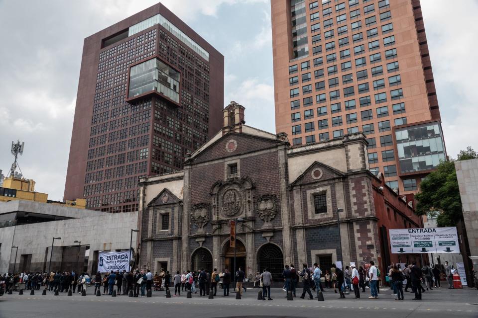 CIUDAD DE MÃXICO, 04AGOSTO2020.-  Desde temprana hora cientos de personas acudieron a los juzgados familiares del Tribunal Superior de Justicia de la Ciudad de MÃ©xico, ubicados en avenida JuÃ¡rez, que fueron reaperturas desde el dÃ­a de ayer como parte del semaforo Naranja en la Ciudad.  Personal del Poder Judicial de la Ciudad de MÃ©xico lleva a cabo los protocolos sanitarios para que su ingreso fuera de forma segura; se les midiÃ³ la temperatura, gel antibacterial para que desinfectarÃ¡n sus manos, y se les pidiÃ³ uso de cubrebocas.  FOTO: ANDREA MURCIA /CUARTOSCURO.COM