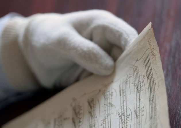 Balazs Mikusi, directeur de la Bibliothèque nationale Széchenyi de Budapest, détient un manuscrit récemment découvert de l'une des œuvres les plus célèbres de Mozart. Photo de l'AFP-JIJI. (Photo: AFP)
