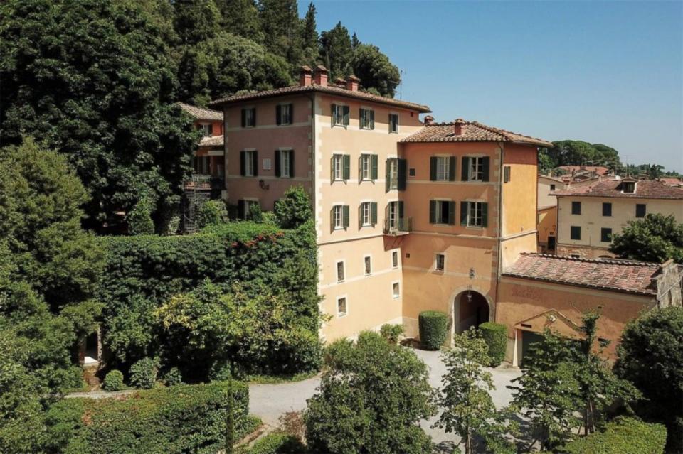 En la imagen, La Vagnola, la mítica villa de la Toscana de Valentino que el diseñador ha decidido poner a la venta a un precio de 12 millones de euros. (Foto: <a href="http://www.christiesrealestate.com/sales/detail/170-l-78074-1908050637437485/villa-la-vagnola-cetona-si" rel="nofollow noopener" target="_blank" data-ylk="slk:Christie's Real Estate;elm:context_link;itc:0;sec:content-canvas" class="link ">Christie's Real Estate</a>).