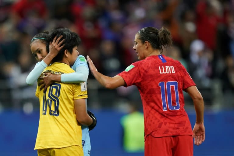 Sukanya Chor Charoenying is consoled by a teammate and the USA's Carli Lloyd, who 'told me to keep going and not quit. That made me feel really good'. (Lionel BONAVENTURE)